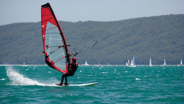 Découvrir les sports nautiques : de la planche à voile au kitesurf
