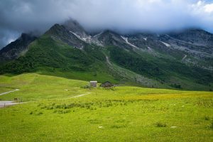 Le massif des Aravis propose des randonnées avec des vues panoramiques sur les sommets alpins, les alpages et les vallées profondes.