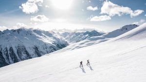 Séjour sportif à la station de ski de Gourette dans les Pyrénées, avec pistes variées et paysages à couper le souffle.